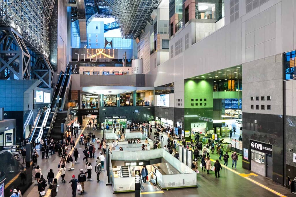 architecture moderne intérieur de la gare de kyoto 