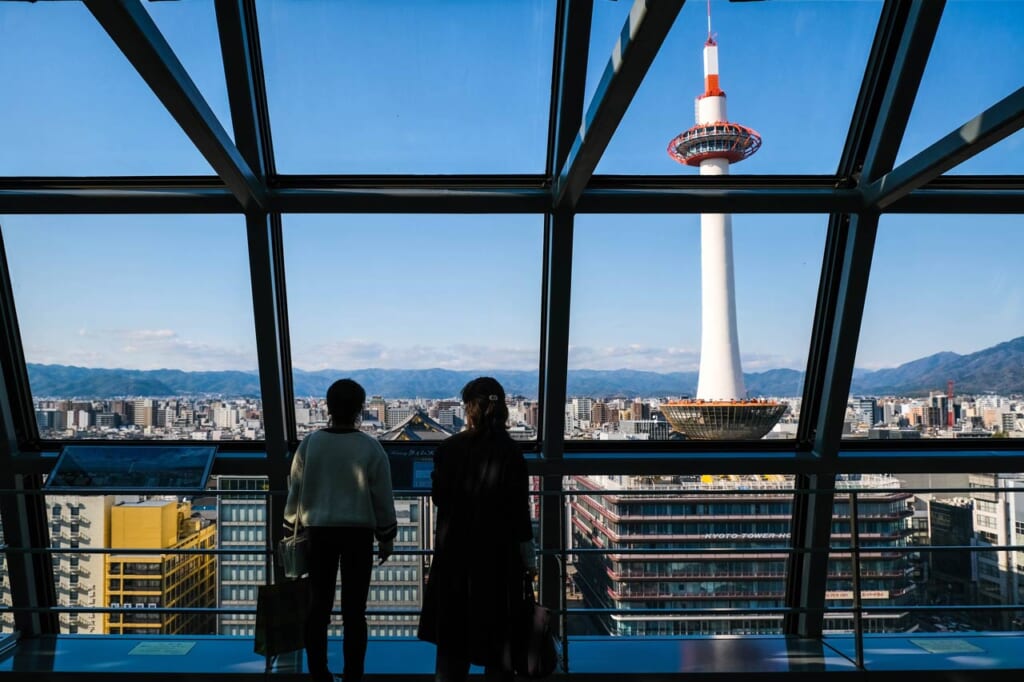 Skyway tunnel dans la gare de kyoto