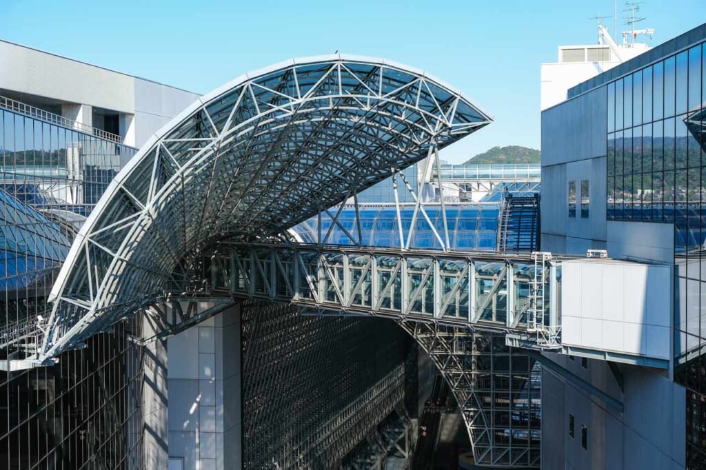 skyway tunnel, le tube d'acier de la gare de kyoto 