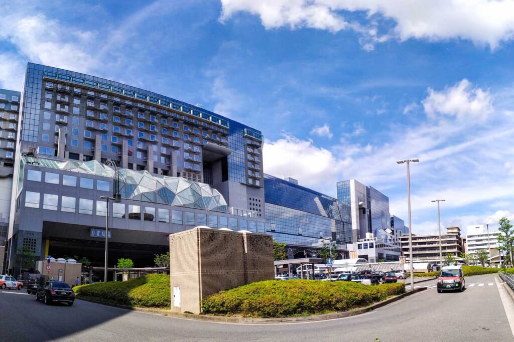 La gare de kyoto depuis l'extérieur 