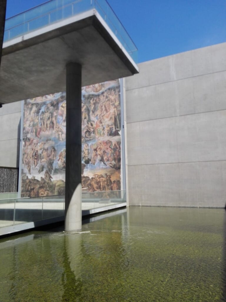 Structure en béton du museum of fine arts conçu par tadao ando