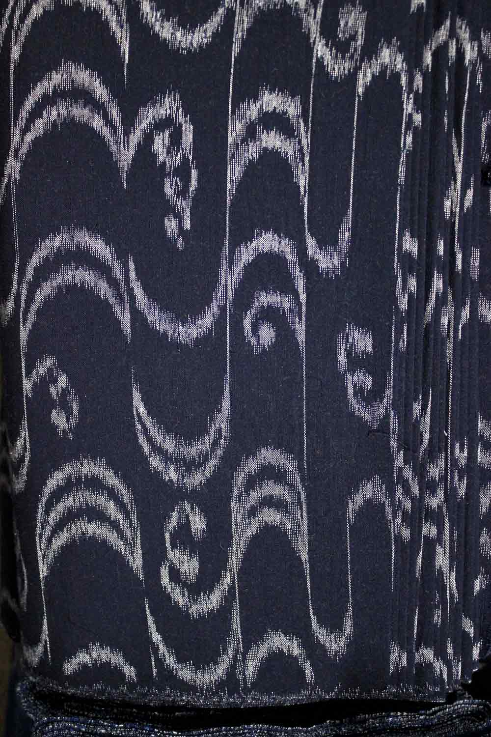 Un morceau de Kurume kasuri représentant un motif de vagues.