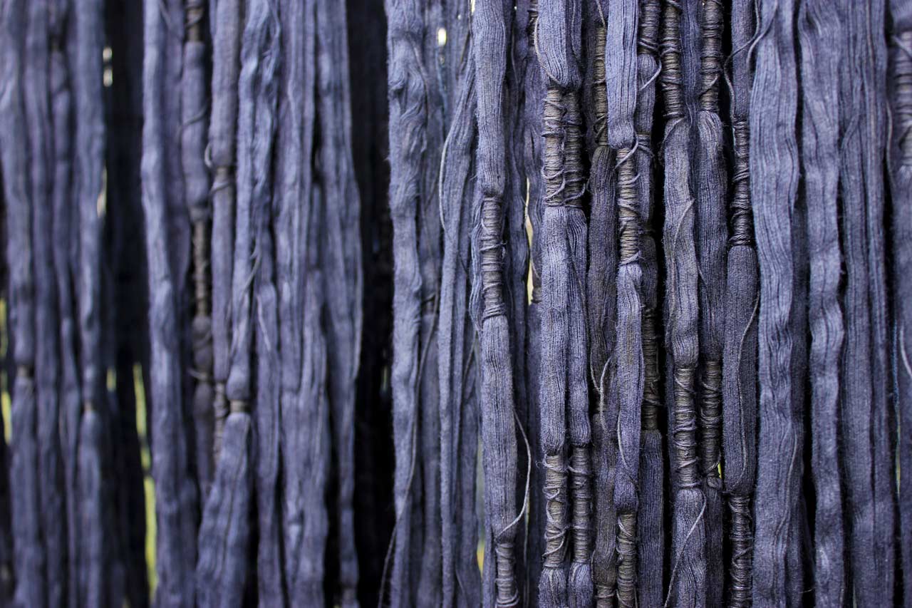 Les échevettes teintes à l'indigo sèchent au soleil dans un atelier de Kurume kasuri à Hirokawa.