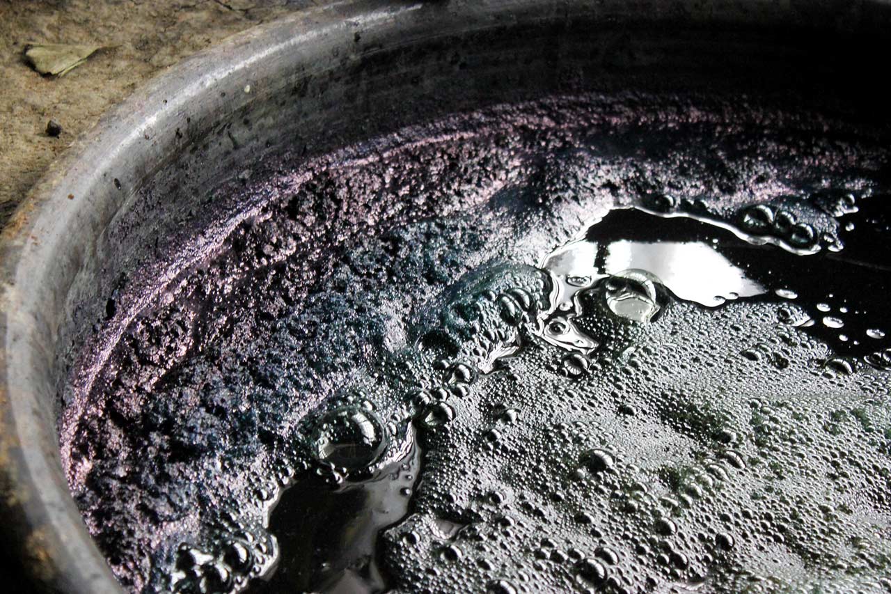 Une cuve de teinture à l'indigo dans l'un des ateliers Kurume kasuri de Hirokawa