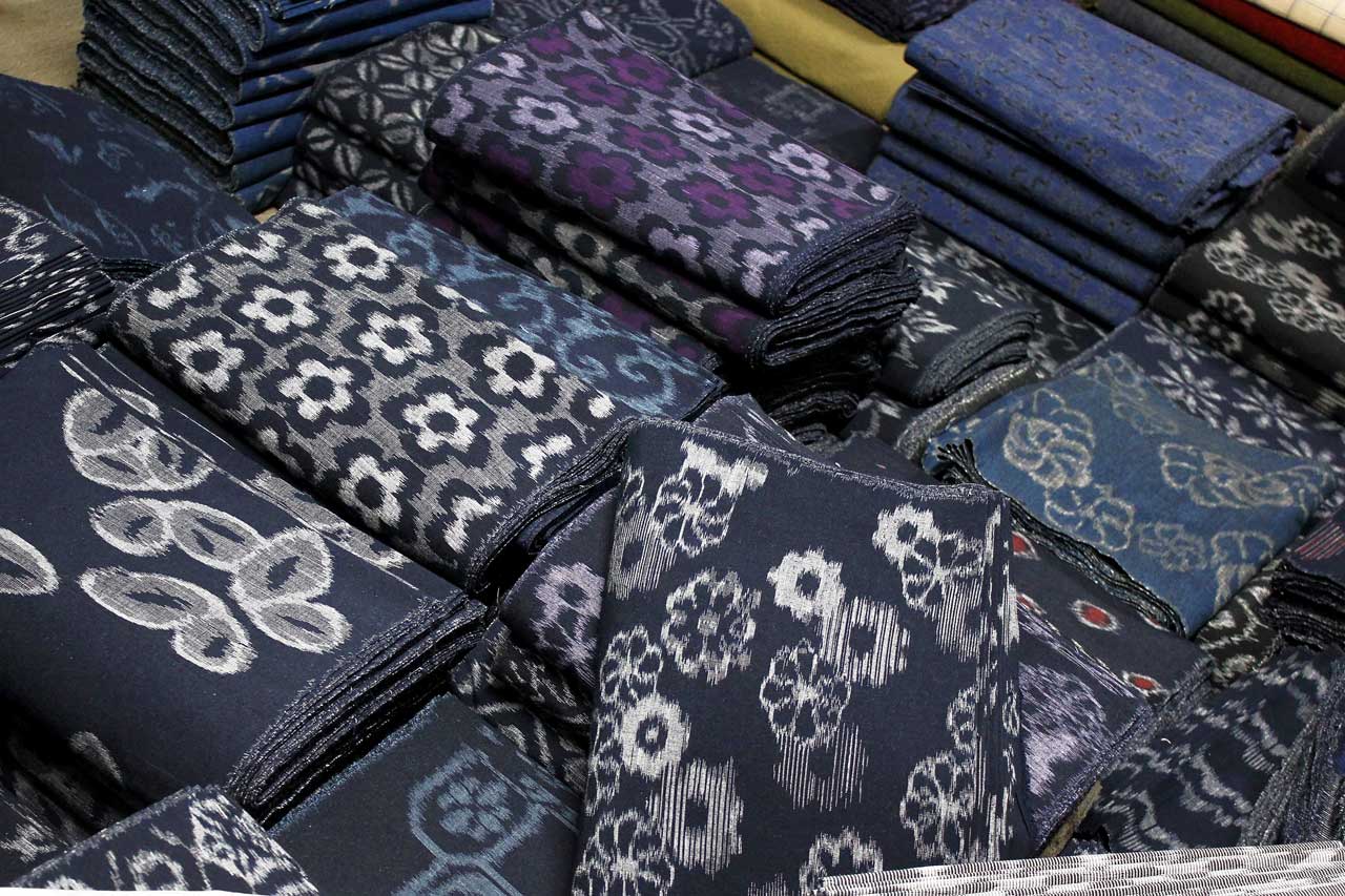 Différents tissus de Kurume kasuri avec des détails violets et rouges.