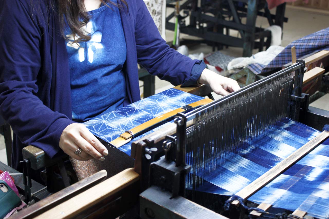 Une femme tisse du Kurume kasuri à l'atelier Ikeda Kasuri Kobo de Chikugo.