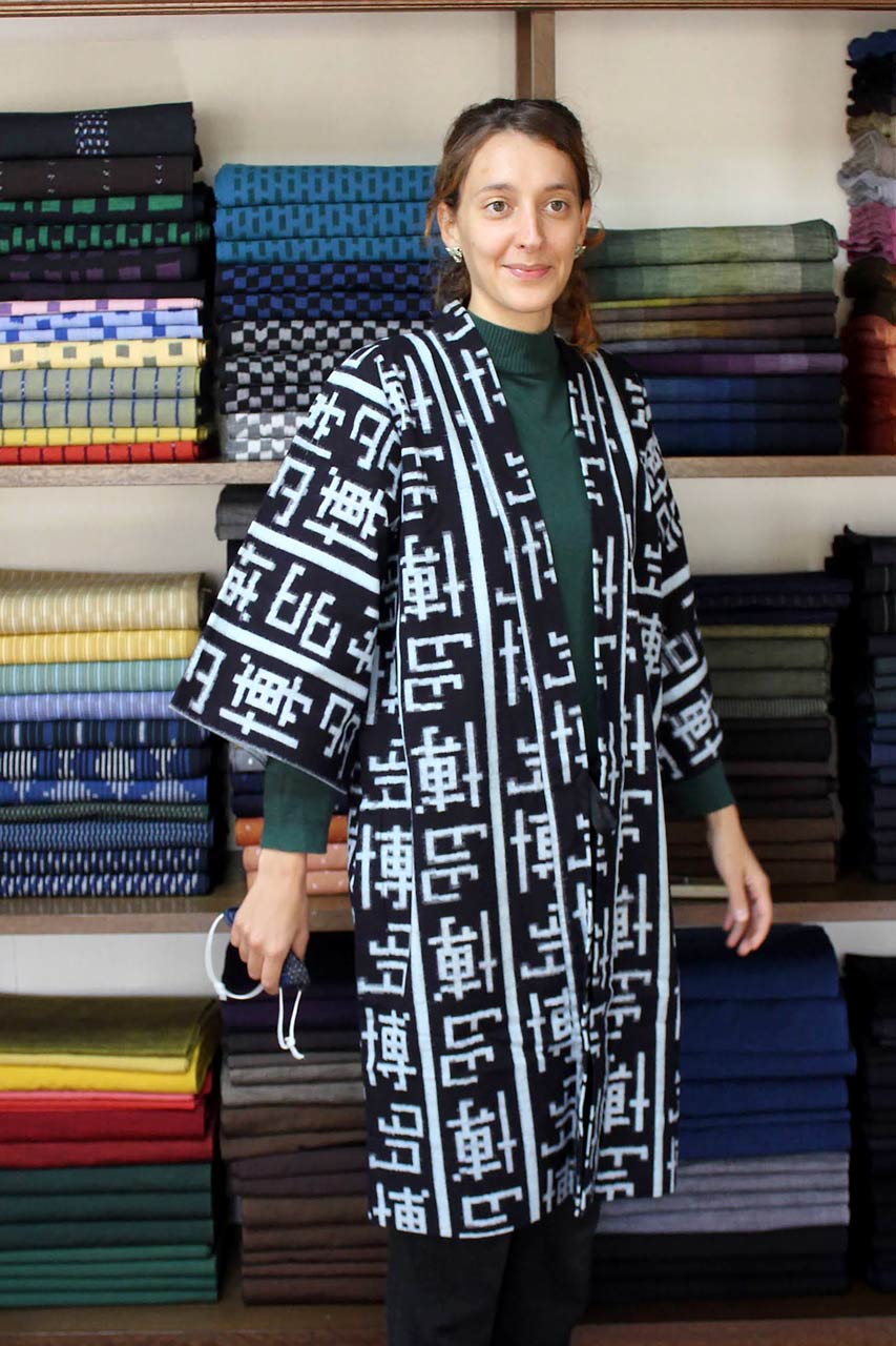 Essayage d'une veste « happi » à l'atelier Nomura Orimono, Hirokawa.