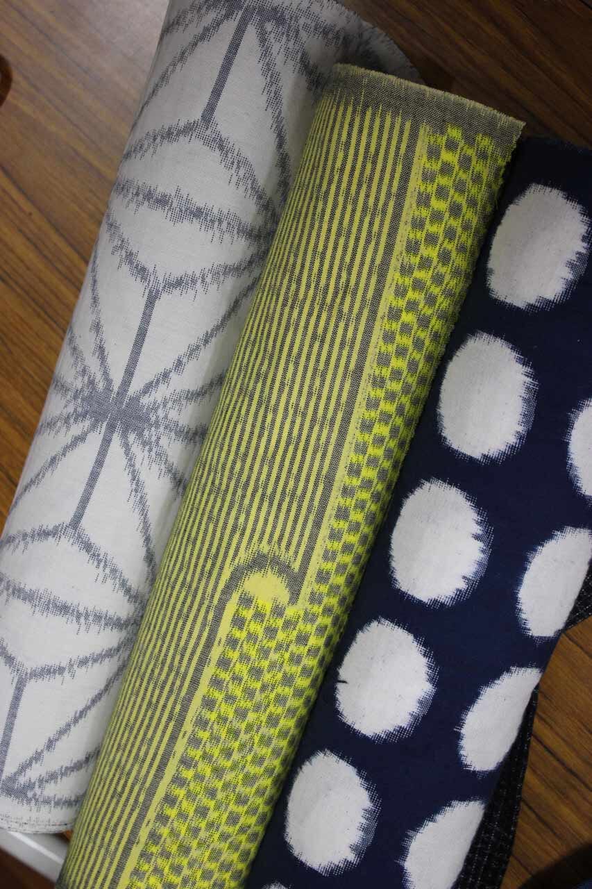 Trois rouleaux de Kurume kasuri de l'atelier Sakata Orimono à Hirokawa.