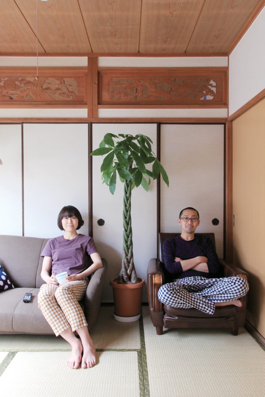 Deux personnes sont assises dans leur salon japonais et portent des pantalons à carreaux en Kurume kasuri