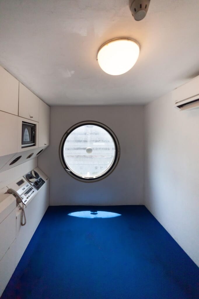 La fenêtre d'une des capsules de la Nakagin Capsule Tower