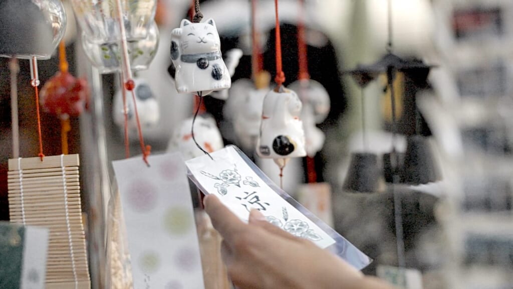 amulettes en forme de chat maneki neko au Japon