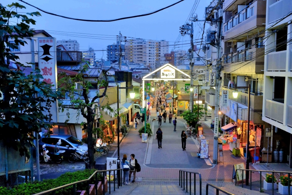 yanaka ginza à la tombée de la nuit