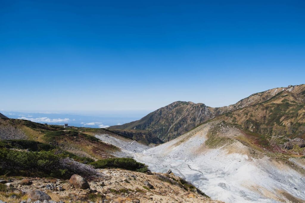 Paysage volcanique des monts Tateyama en automne