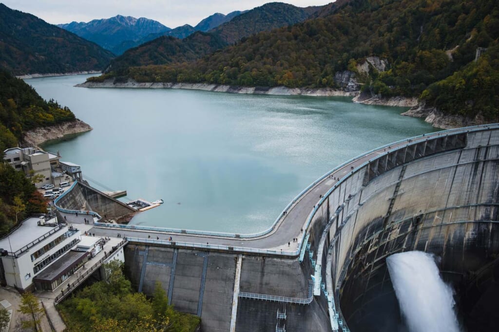 Vue sur le barrage de Kurobe depuis l'observatoire