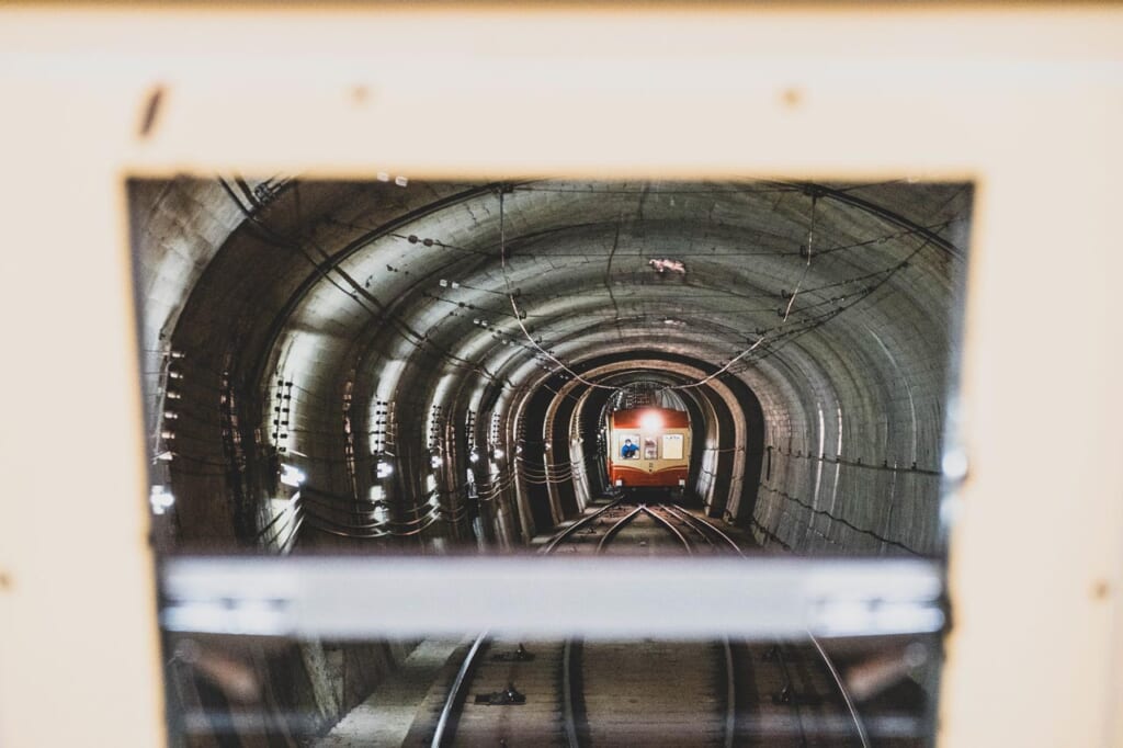 Funiculaire dans un tunnel sur la route alpine de Kurobe Tateyama