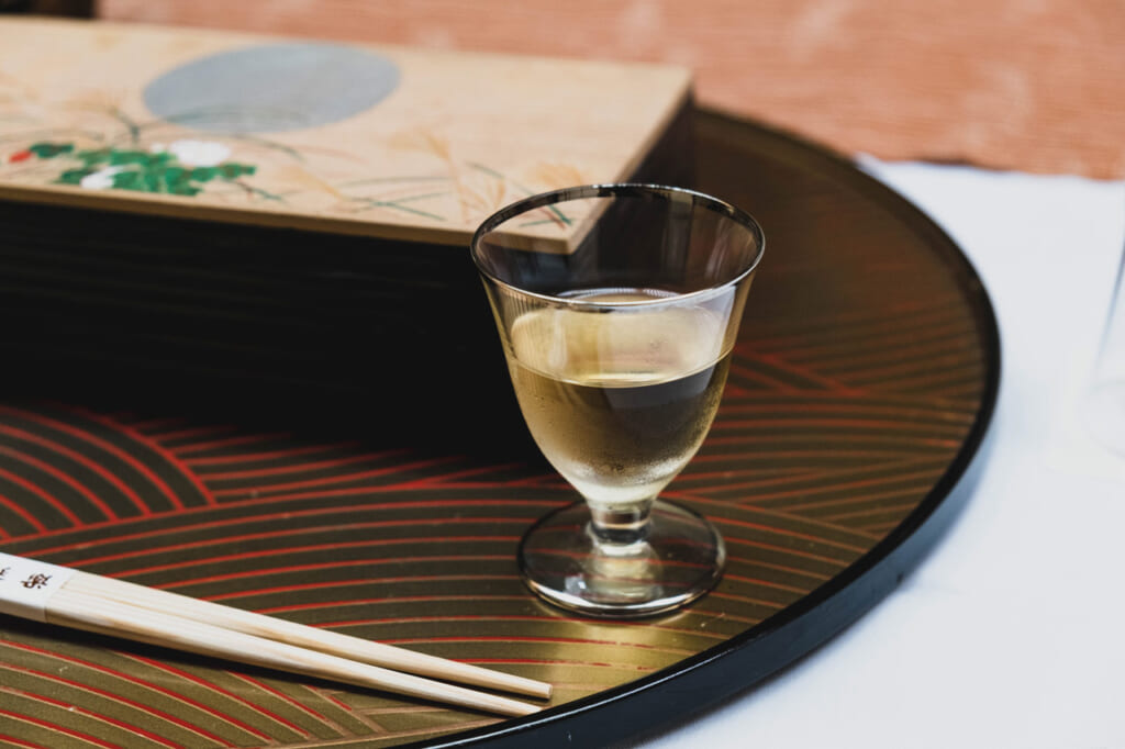 Verre d'umeshu dans un restaurant kaiseki