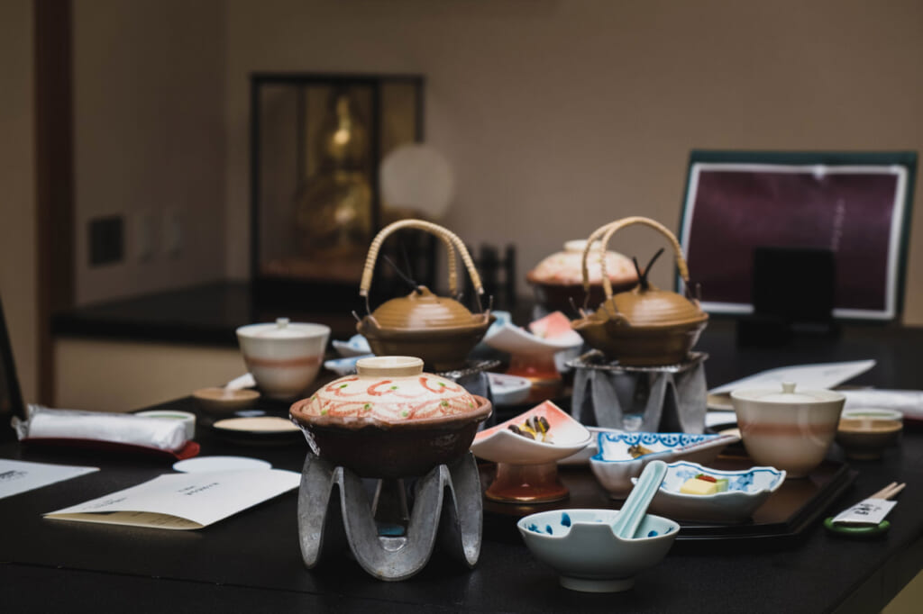 Dîner kaiseki avec dobin-mushi dans un ryokan au Japon