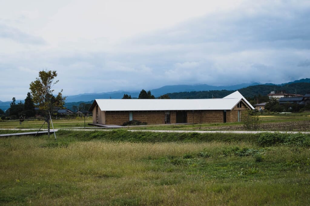 Restaurant étoilé en terre-paille de Kengo Kuma dans la campagne de Toyama