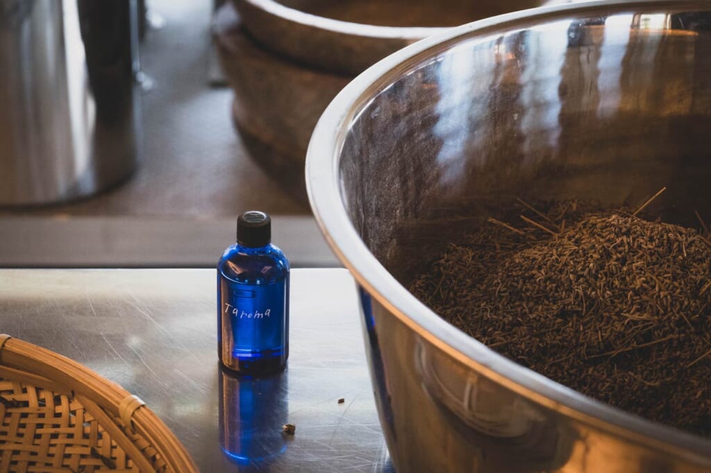 Bouteille d'huile essentielle de lavande dans l'atelier de Taroma