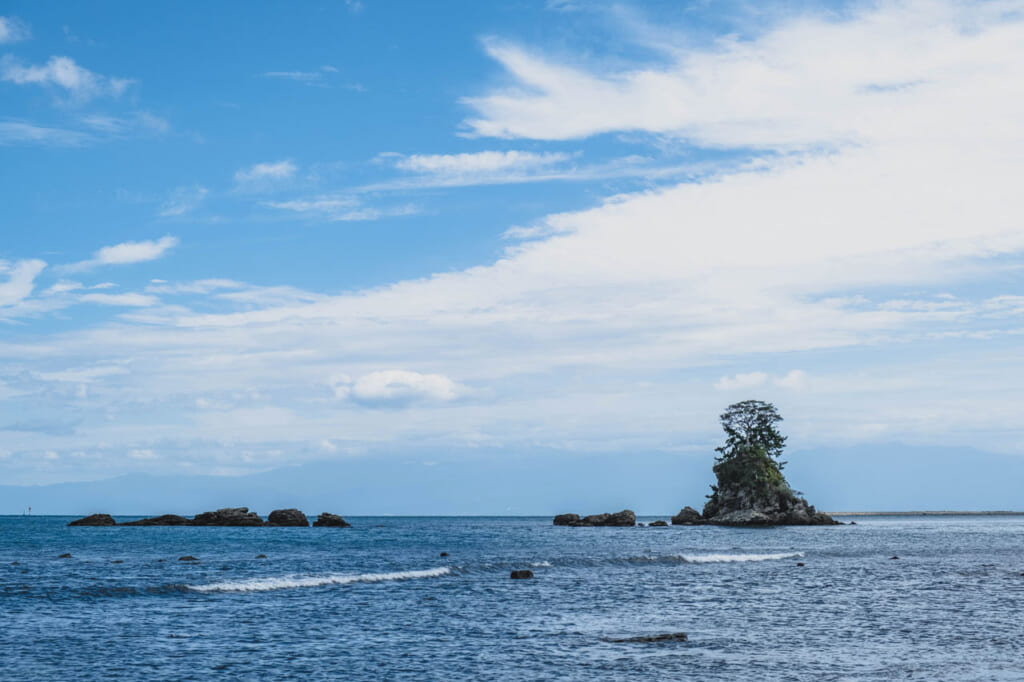 Vue sur l'Onnaiywa dans la baie de Toyama depuis la côte d'Amaharashi