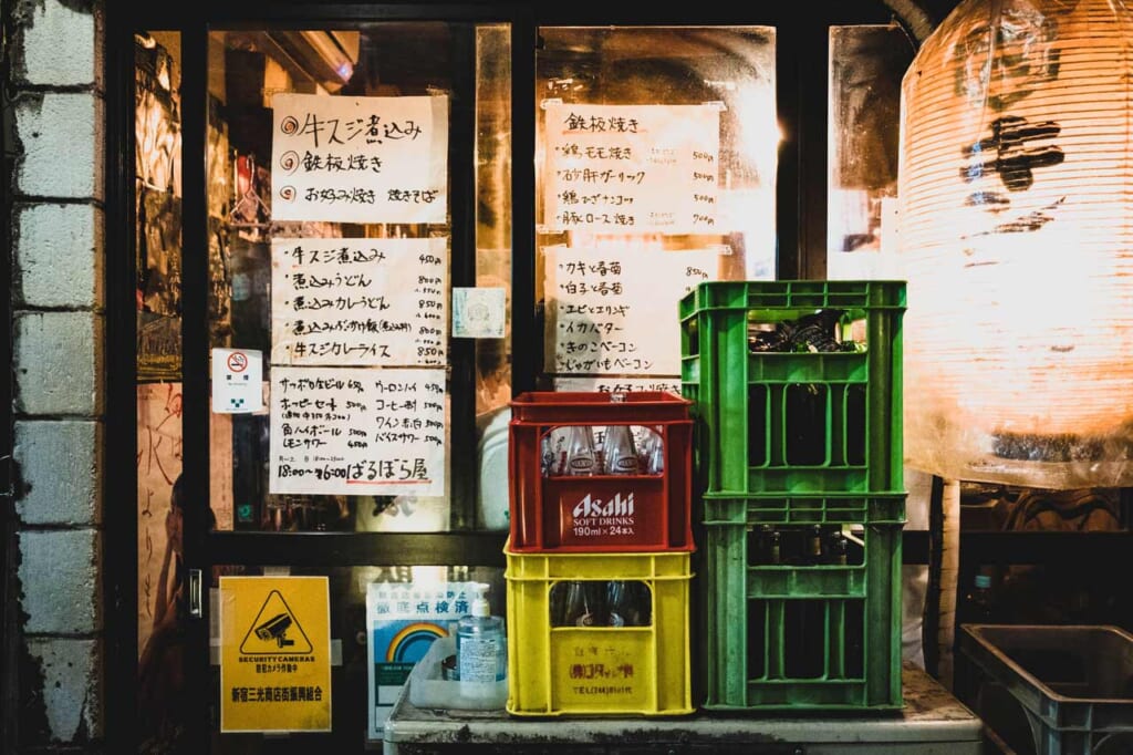 Entrée d'une izakaya du quartier de Golden Gai à Tokyo