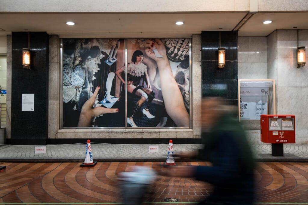 Autoportrait de Mari Katayama exposé sur les vitrines d'un grand magasin