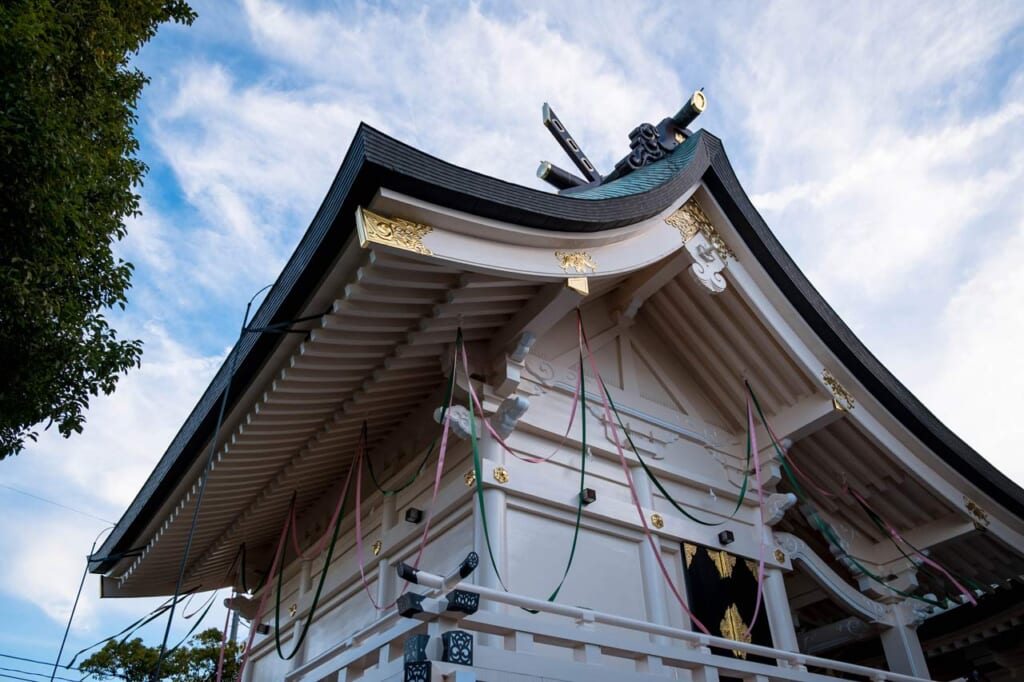 Abraham Cruzvillegas, Kami No Michi, œuvre in situ au sanctuaire d'Okayama pour Okayama Art Summit 2022 : rubans roses et verts sur le sanctuaire