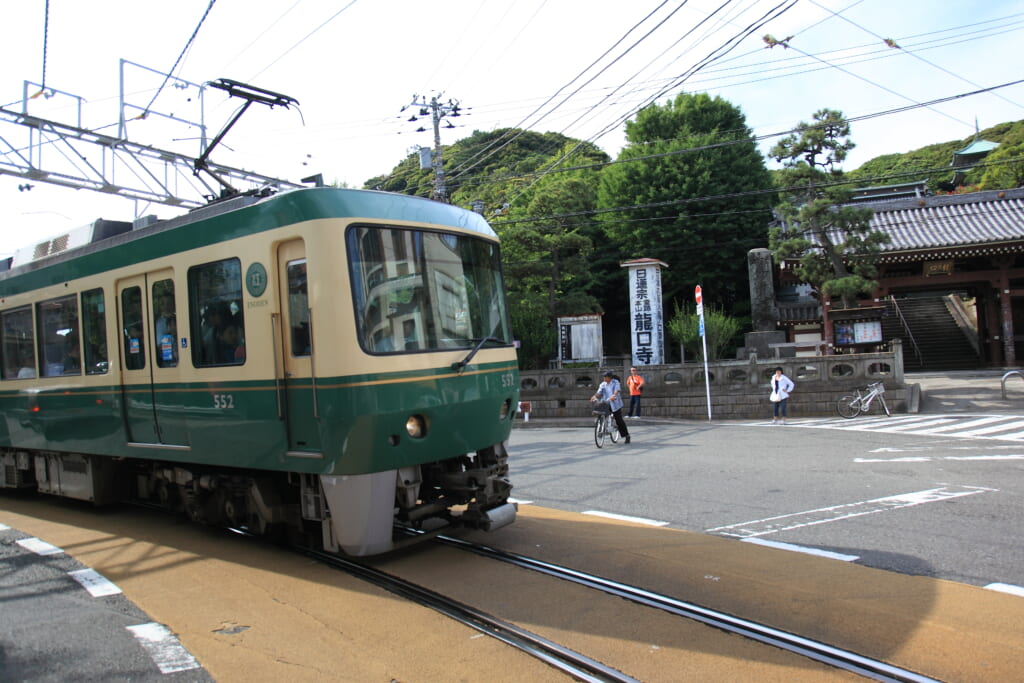 train vert de l'Enoden à Enoshima