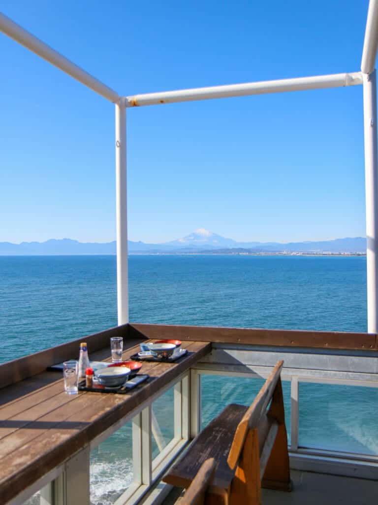 Balcon d'un restaurant d'Enoshima avec vue sur le mont Fuji