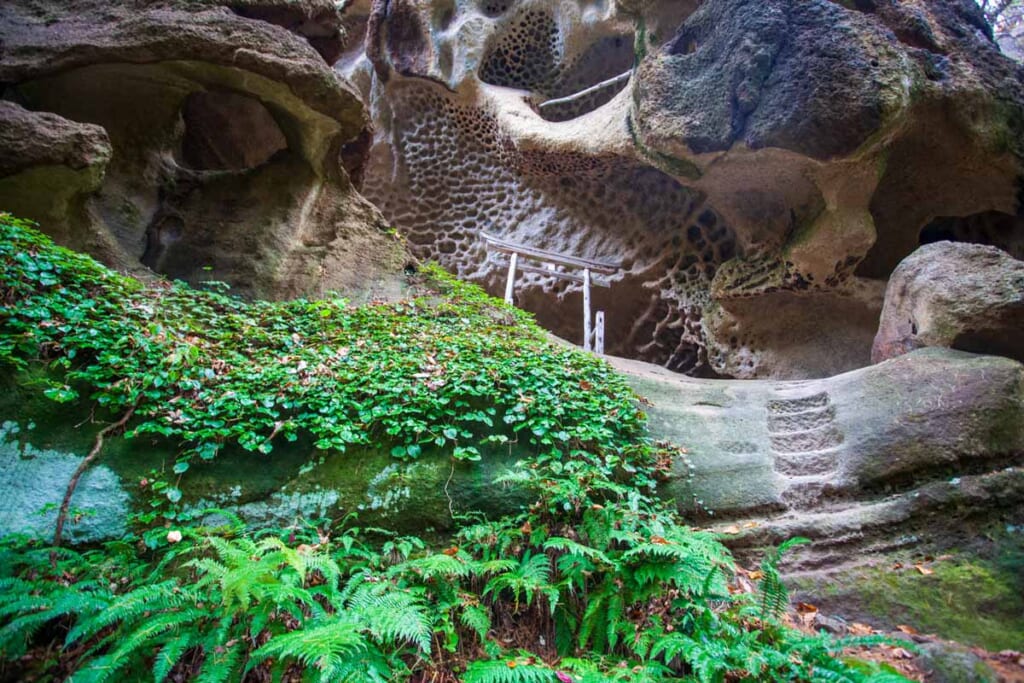 temple japonais dans une grotte du tohoku