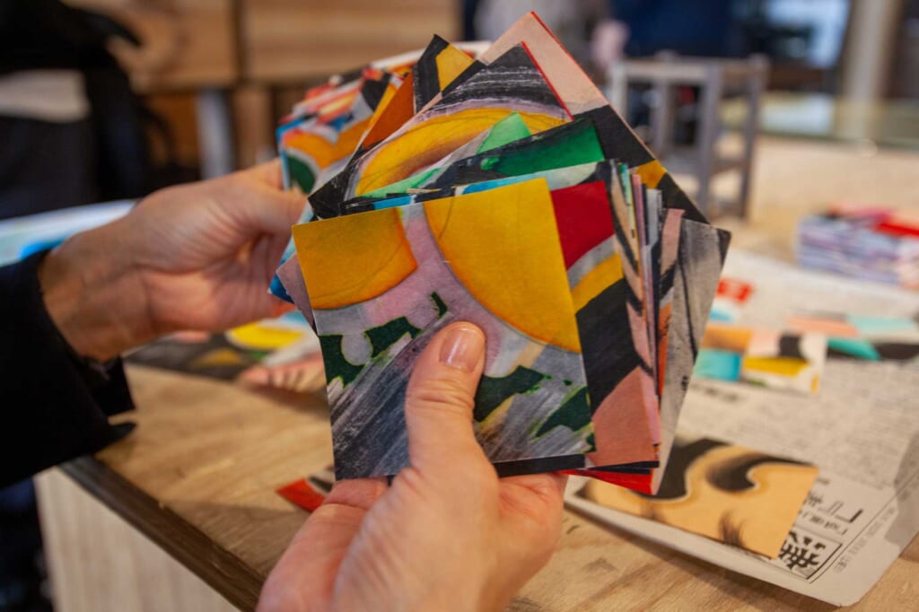 chutes de papier colorés utilisées pour la conception de lanternes japonaises