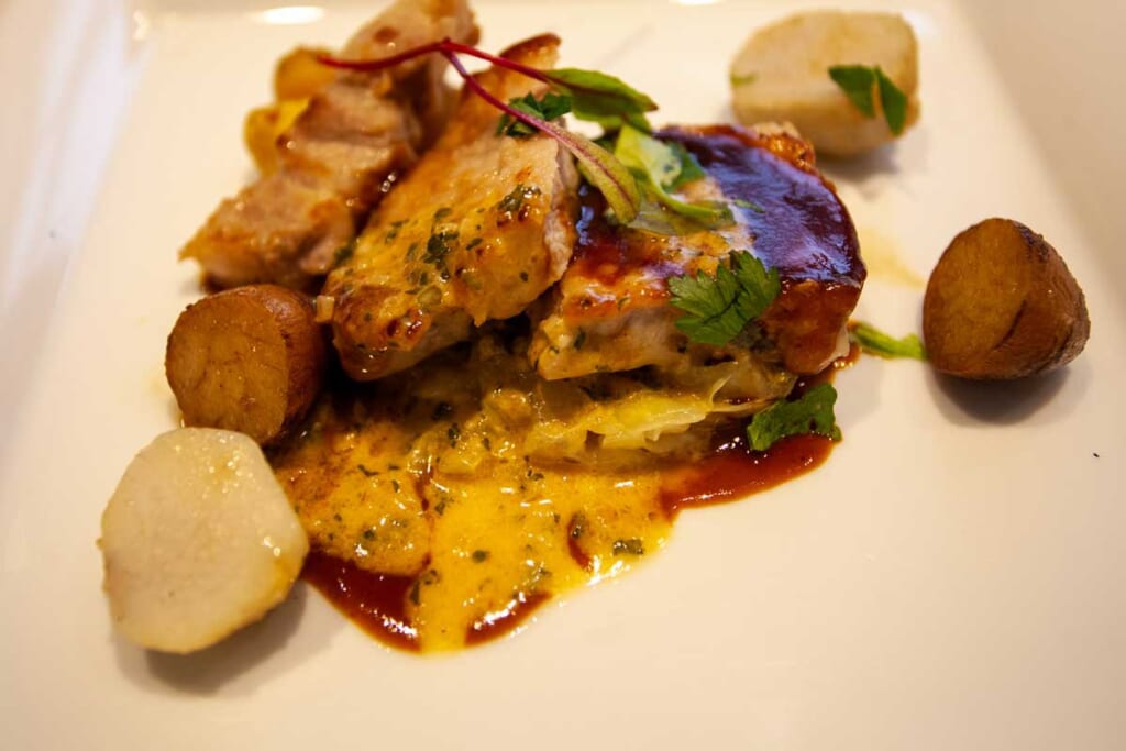 Un plat de cuisine française revisité par un chef japonais