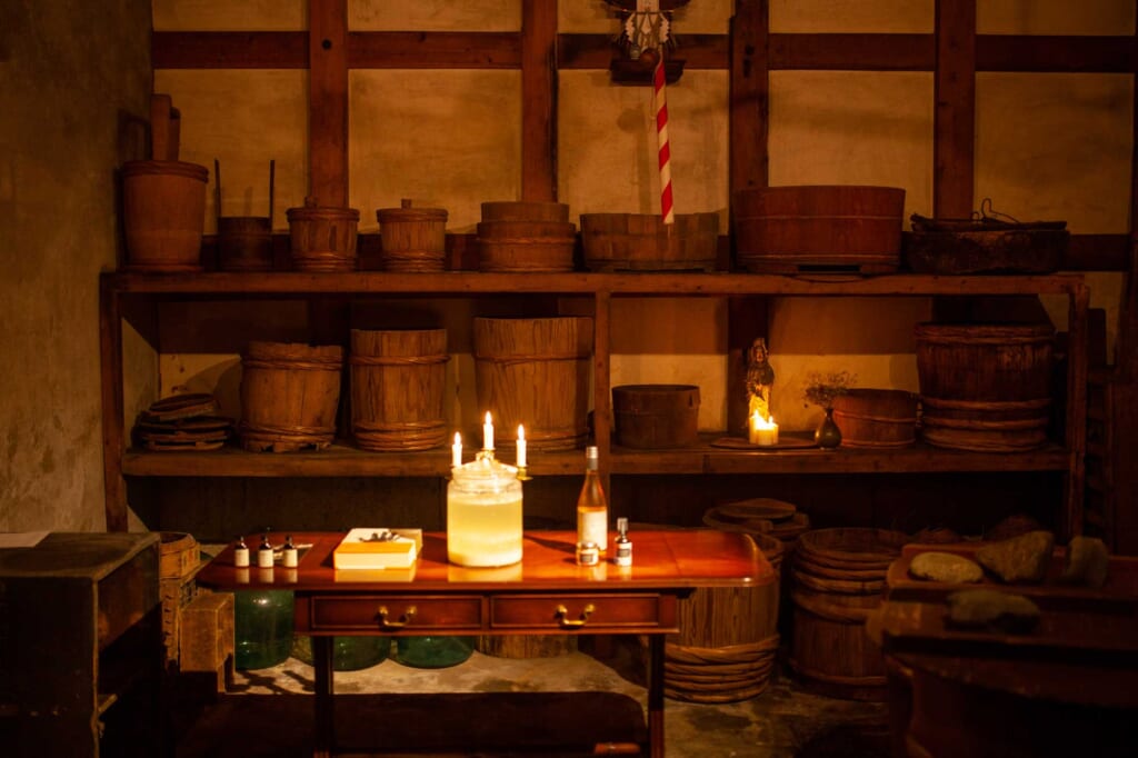 Divers accessoires d'une brasserie japonaise éclairés à la bougie