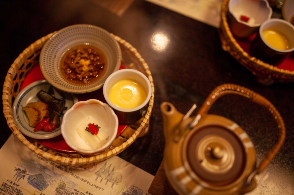 Un plateau repas servi dans un restaurant japonais