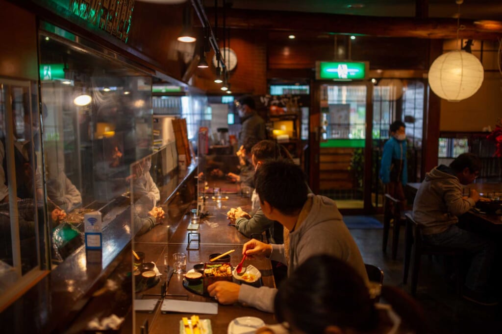 Vue intérieure d'un petit restaurant de poulet Hinai Jidori à Akita