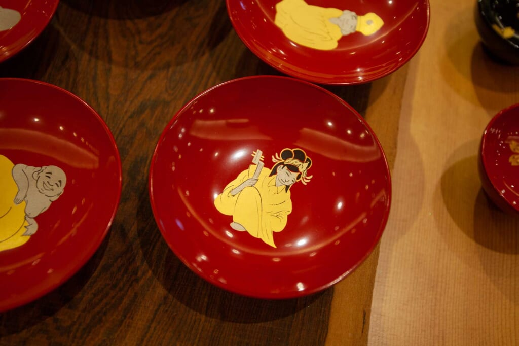 Des bols en laque japonaise