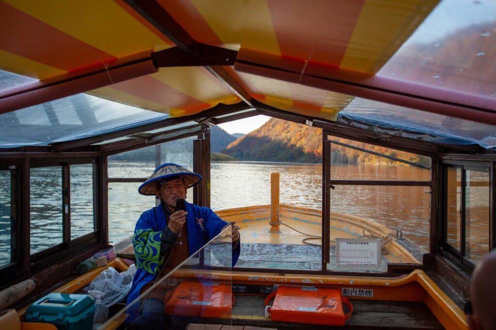 batelier japonais menant son embarcation sur un fleuve