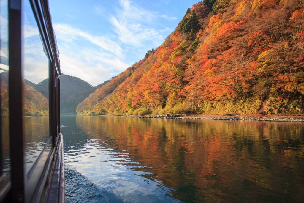 Les couleurs de l'automne se reflétant dans les eaux d'un fleuve dans le Tohoku