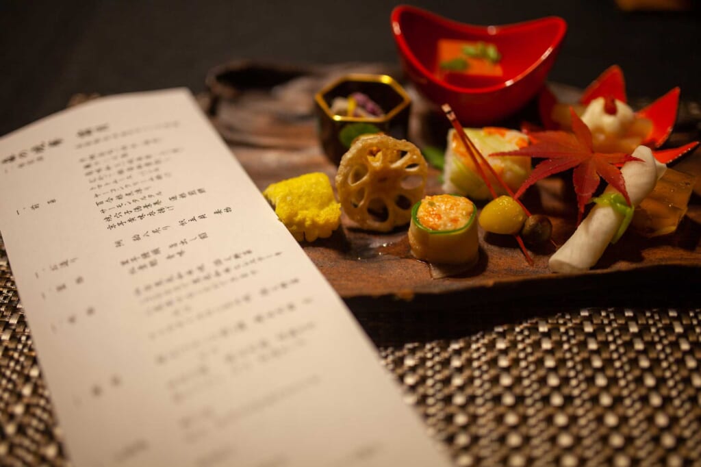 Ensemble de plats d'un dîner gastronomique dans une auberge traditionnelle japonaise