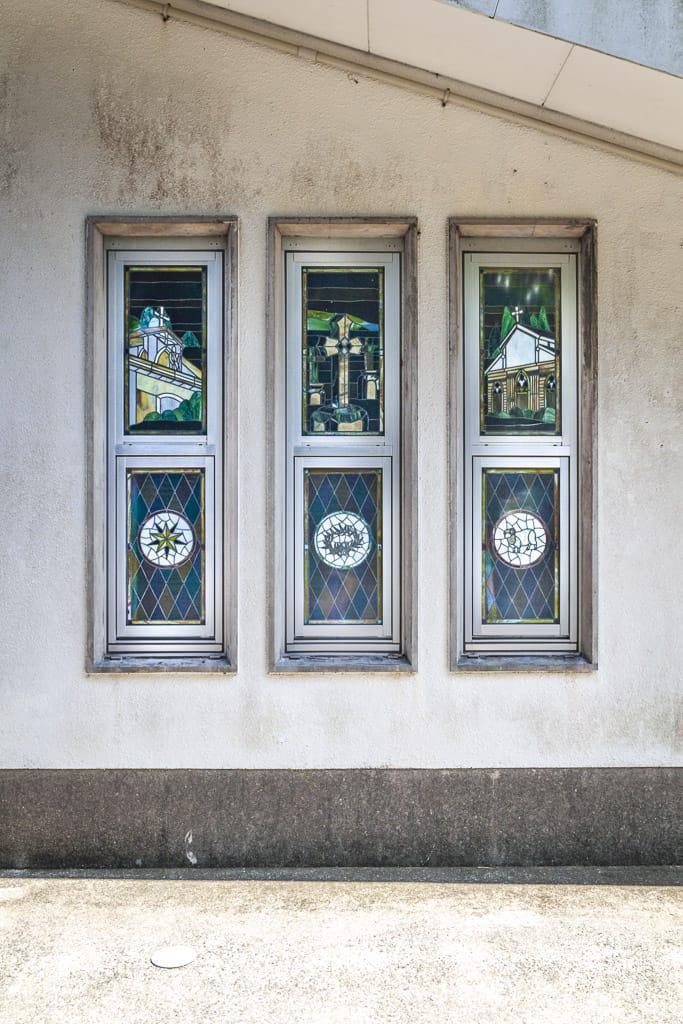 Vitraux japonais sur une église chrétienne dans l'archipel des îles Goto