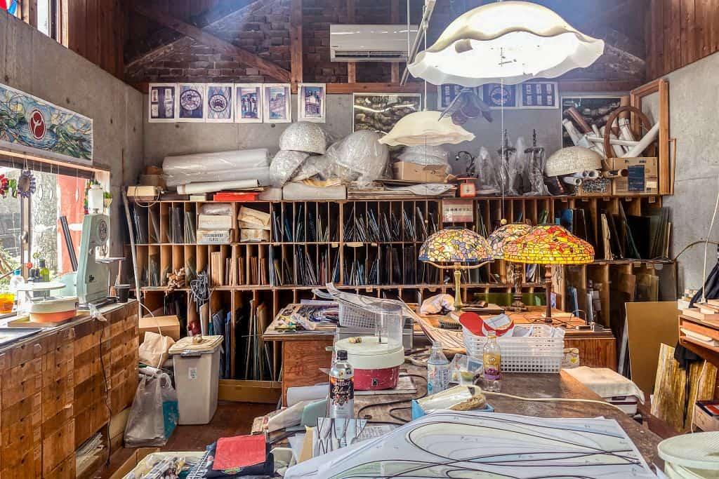 Un atelier de vitrail japonais sur les îles Goto