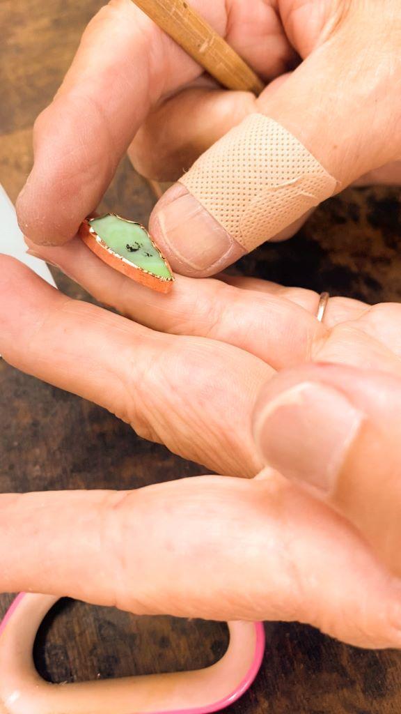 Morceau de verre encerclé de cuivre afin de créer un objet en vitrail