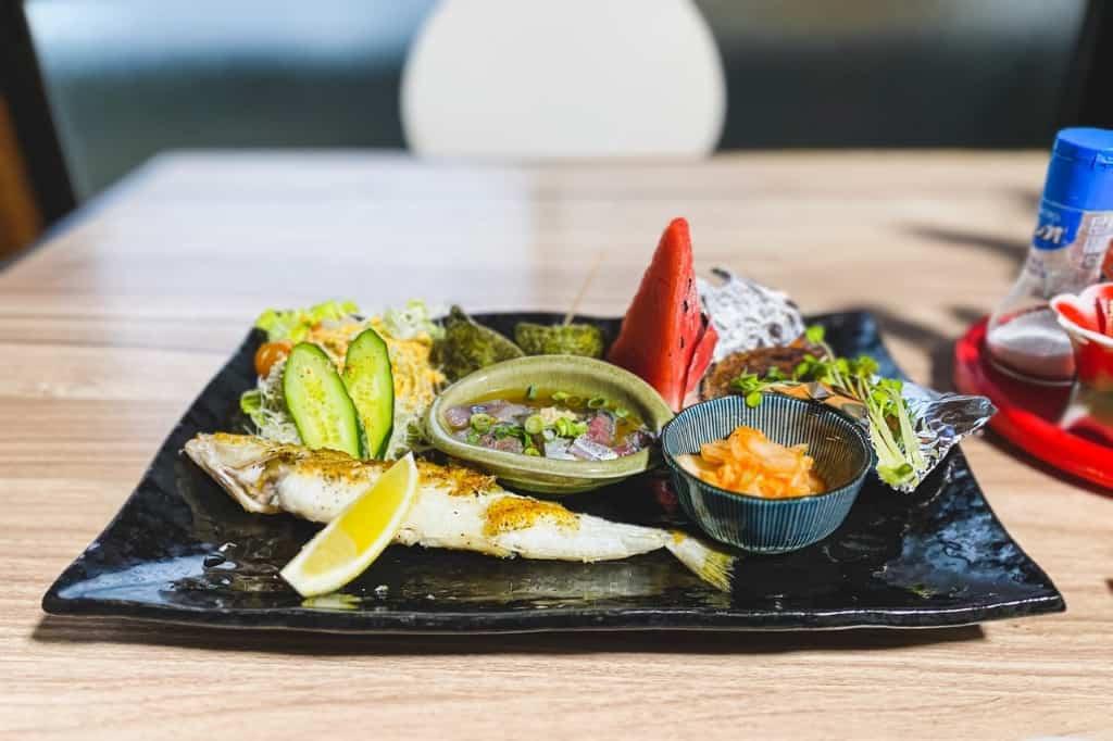 Repas japonais servi dans une chambre d'hôte traditionnelle