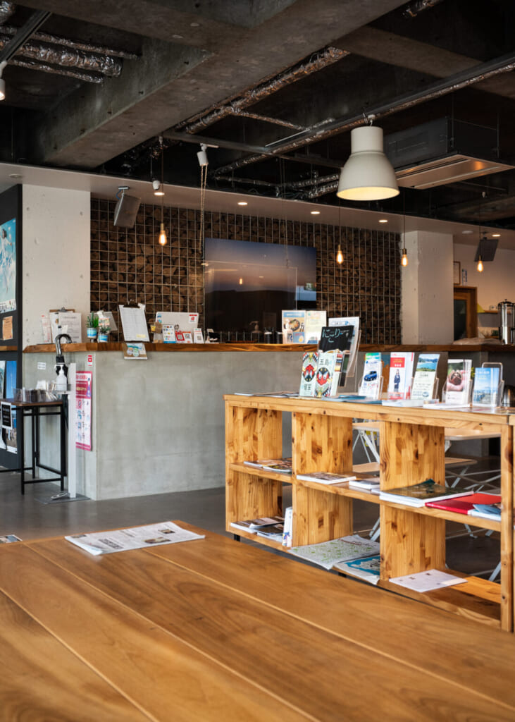 foyer d'hôtel avec brochures sur des étagères en bois devant l'accueil