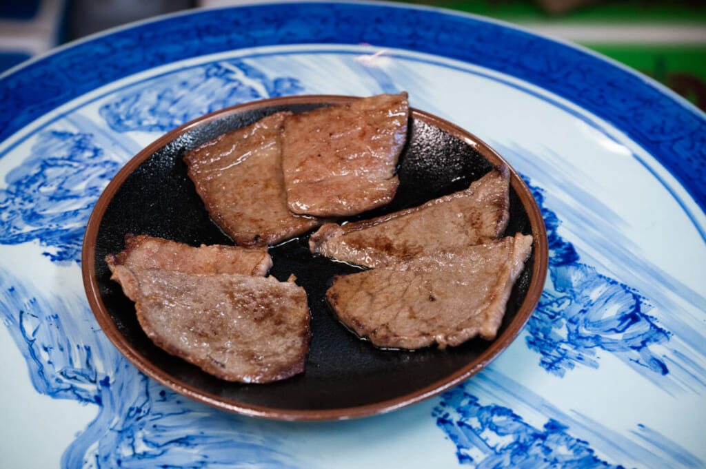 gros plan sur des morceaux de wagyu grillés dans une assiette