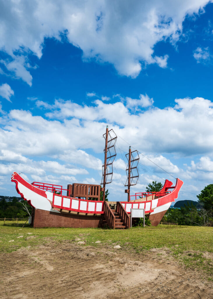 grand modèle de bâteau rouge et blanc dans un parc