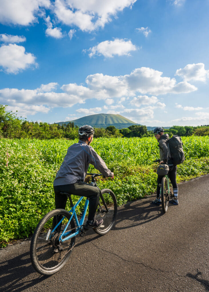 2 cyclistes sur un chemin rural