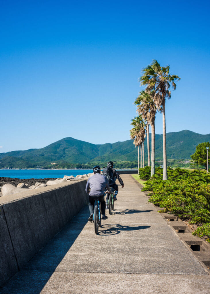 2 cyclistes sur un chemin rural en bord de mer