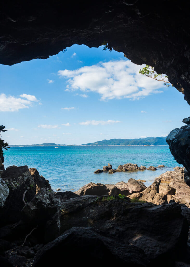 vue de la mer depuis l'intérieur d'une cave