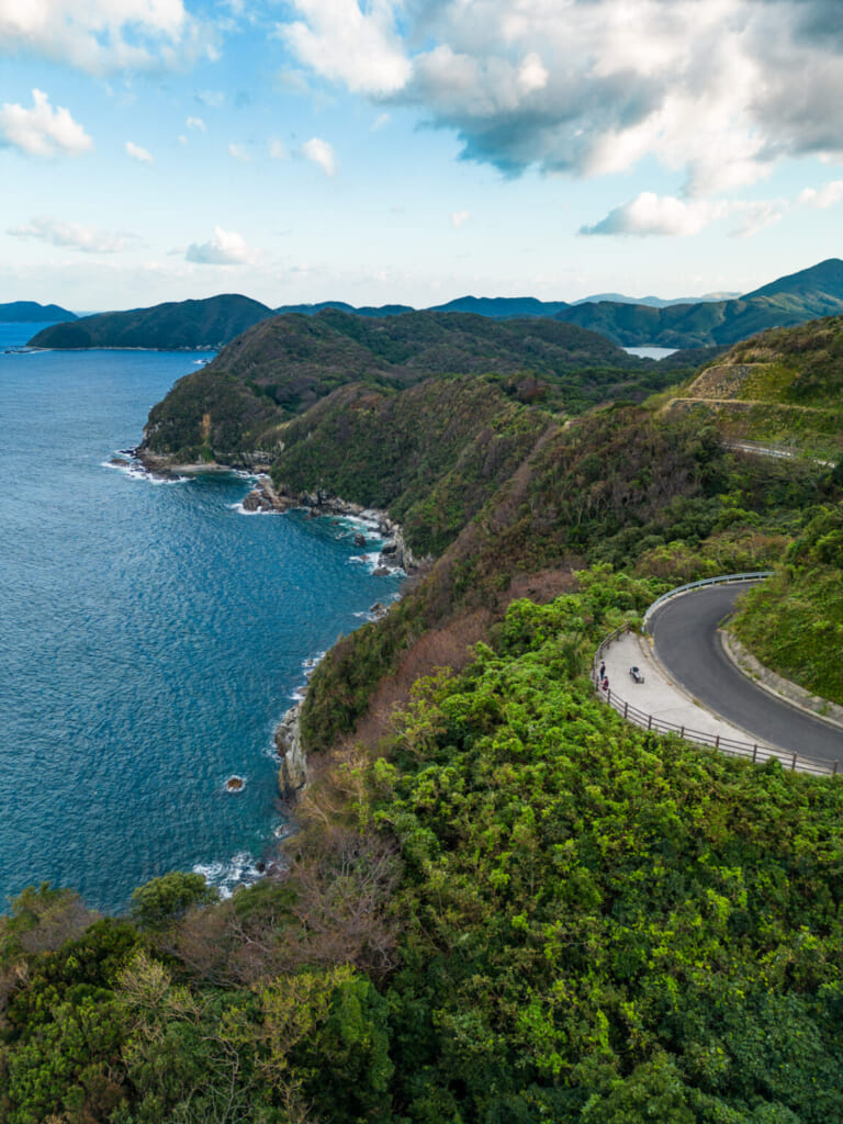 vue de la côte montagneuse de Goto